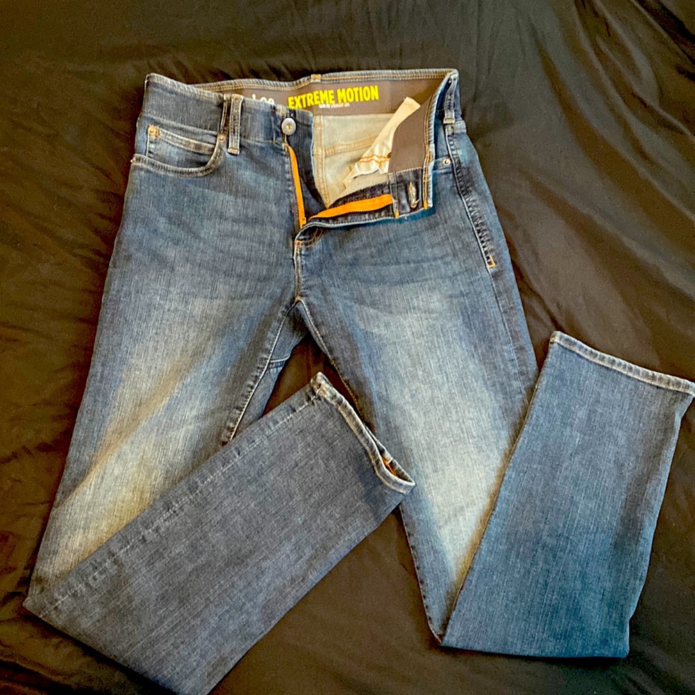Lee’s Extreme motion, slim fit mens Jeans size 32W 32L never worn